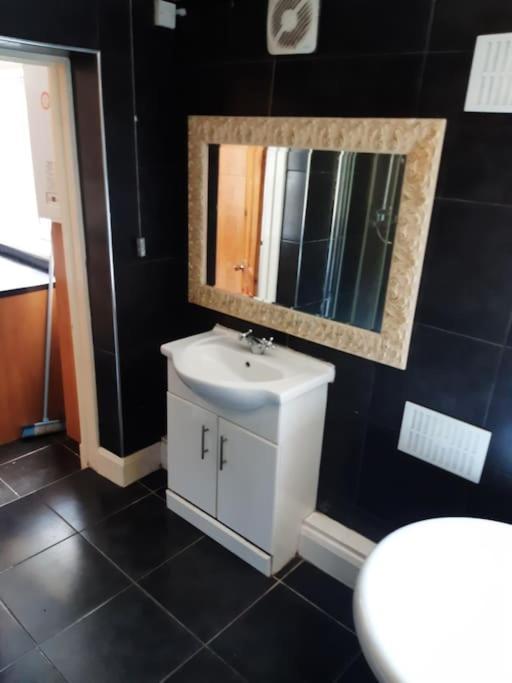 Medway Getaway - 3 Bed Home With Luxury Bathroom Chatham  Exterior foto