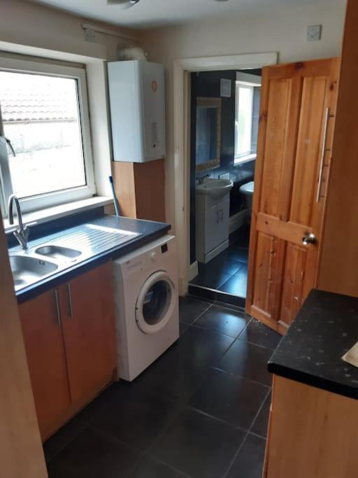 Medway Getaway - 3 Bed Home With Luxury Bathroom Chatham  Exterior foto