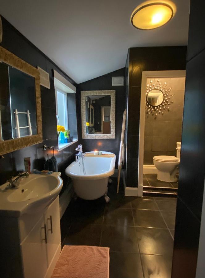 Medway Getaway - 3 Bed Home With Luxury Bathroom Chatham  Exterior foto